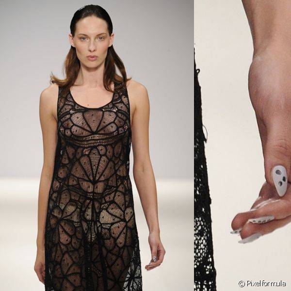 A marca Mariana Jungmann criou uma nail art com esmalte cinza e desenhos minimalistas em forma de pontinhos